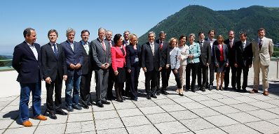 Am 30. Mai 2011 begann am Semmering die zweit&auml;gige Klausurtagung der Bundesregierung. Im Bild (v.l.n.r.) Staatssekret&auml;r Andreas Schieder, Staatssekret&auml;r Josef Ostermayer, SP&Ouml;-Klubobmann Josef Cap, Landwirtschaftsminister Nikolaus Berlakovich, Wirtschaftsminister Reinhold Mitterlehner, Sozialminister Rudolf Hundstorfer, Frauenministerin Gabriele Heinisch-Hosek, Gesundheitsminister Alois St&ouml;ger, Verkehrsministerin Doris Bures, Bundeskanzler Werner Faymann, Au&szlig;enminister und Vizekanzler Michael Spindelegger, Finanzministerin Maria Fekter, Innenministerin Johanna Mikl-Leitner, Unterrichtsministerin Claudia Schmied, Verteidigungsminister Norbert Darabos, Staatssekret&auml;r Sebastian Kurz, Justizministerin Beatrix Karl, &Ouml;VP-Klubobmann Karlheinz Kopf, Wissenschaftsminister Karlheinz T&ouml;chterle und Staatssekret&auml;r Wolfgang Waldner beim Familienfoto.