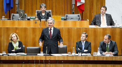Am 28. Oktober 2011 hielt der Bundeskanzler eine Rede bei der Sondersitzung des Nationalrates im Parlament. Im Bild (v.l.n.r.) Finanzministerin Maria Fekter, Bundeskanzler Werner Faymann, Staatssekret&auml;r Josef Ostermayer und Staatssekret&auml;r Andreas Schieder.