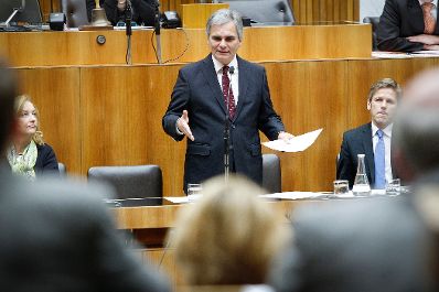 Am 28. Oktober 2011 hielt der Bundeskanzler eine Rede bei der Sondersitzung des Nationalrates im Parlament. Im Bild Finanzministerin Maria Fekter (l.), Bundeskanzler Werner Faymann (m.) und Staatssekret&auml;r Josef Ostermayer (r.).