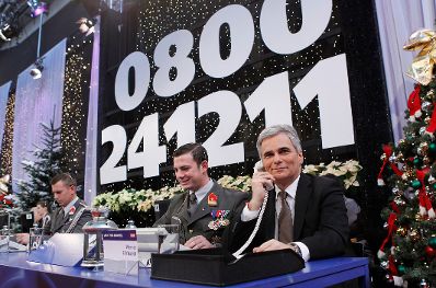 Am 24. Dezember 2011 nahm Bundeskanzler Werner Faymann an der Licht ins Dunkel Spendenaktion im ORF Zentrum Wien teil.