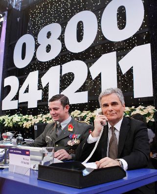 Am 24. Dezember 2011 nahm Bundeskanzler Werner Faymann an der Licht ins Dunkel Spendenaktion im ORF Zentrum Wien teil.