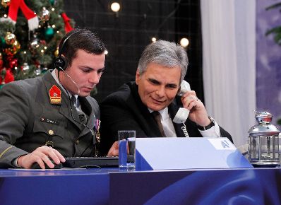 Am 24. Dezember 2011 nahm Bundeskanzler Werner Faymann an der Licht ins Dunkel Spendenaktion im ORF Zentrum Wien teil.