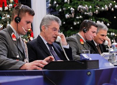 Am 24. Dezember 2011 nahm Bundeskanzler Werner Faymann an der Licht ins Dunkel Spendenaktion im ORF Zentrum Wien teil.