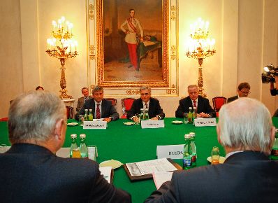 Am 14. November 2011 traf der Bundeskanzler mit Seniorenvertretern zu einem Arbeitsgespr&auml;ch im Bundeskanzleramt zusammen. Im Bild (v.l.n.r.) Au&szlig;enminister und Vizekanzler Michael Spindelegger, Bundeskanzler Werner Faymann und Sozialminister Rudolf Hundstorfer.