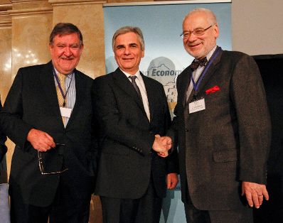 Am 21. November 2011 hielt Bundeskanzler Werner Faymann eine Rede bei dem Vienna Economic Forum im Palais Nieder&ouml;sterreich. Im Bild (v.ln.r.) Vorstandsvorsitzender der Raiffeisen Bank International Herbert Stepic, Bundeskanzler Werner Faymann und Pr&auml;sident des Vienna Economic Forum Erhard Busek.