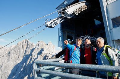 Am 18. August 2011 unternahm der Bundeskanzler eine Wanderung am Dachstein. Im Bild (v.r.n.l.) Bundeskanzler Werner Faymann mit Ski Weltcupl&auml;ufer Michael Tritscher und Bergf&uuml;hrer Herbert Raffalt.