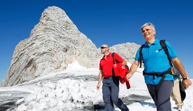 Am 18. August 2011 unternahm der Bundeskanzler eine Wanderung am Dachstein. Im Bild Bundeskanzler Werner Faymann (r.) mit Ski Weltcupl&auml;ufer Michael Tritscher (l.).