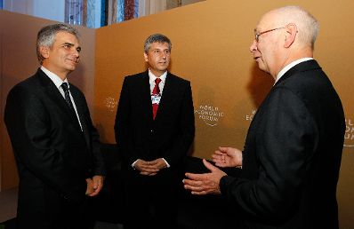 Am 8. Juni 2011 nahm der Bundeskanzler am World Economic Forum on Europe and Central Asia in der Wiener Hofburg teil. Im Bild Au&szlig;enminister und Vizekanzler Michael Spindelegger (m.), Gr&uuml;nder und Pr&auml;sident des Weltwirtschaftsforums Klaus Schwab (r.) und Bundeskanzler Werner Faymann (l.).