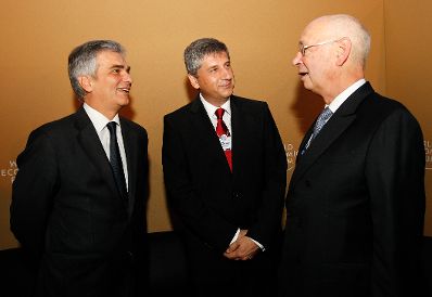 Am 8. Juni 2011 nahm der Bundeskanzler am World Economic Forum on Europe and Central Asia in der Wiener Hofburg teil. Im Bild Au&szlig;enminister und Vizekanzler Michael Spindelegger (m.), Gr&uuml;nder und Pr&auml;sident des Weltwirtschaftsforums Klaus Schwab (r.) und Bundeskanzler Werner Faymann (l.).