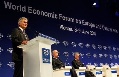 Am 8. Juni 2011 nahm der Bundeskanzler am World Economic Forum on Europe and Central Asia in der Wiener Hofburg teil. Im Bild Bundespr&auml;sident Heinz Fischer (r.), Gr&uuml;nder und Pr&auml;sident des Weltwirtschaftsforums Klaus Schwab (m.) und Bundeskanzler Werner Faymann (l.).
