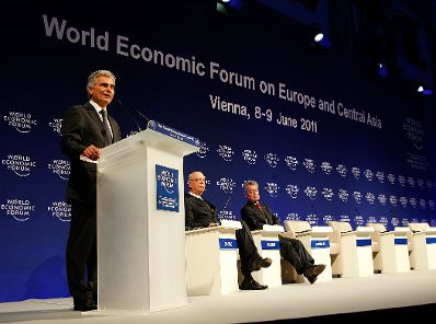 Am 8. Juni 2011 nahm der Bundeskanzler am World Economic Forum on Europe and Central Asia in der Wiener Hofburg teil. Im Bild Bundespr&auml;sident Heinz Fischer (r.), Gr&uuml;nder und Pr&auml;sident des Weltwirtschaftsforums Klaus Schwab (m.) und Bundeskanzler Werner Faymann (l.).