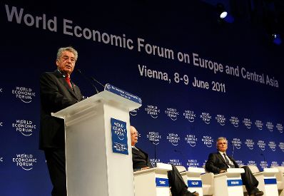 Am 8. Juni 2011 nahm der Bundeskanzler am World Economic Forum on Europe and Central Asia in der Wiener Hofburg teil. Im Bild Bundespr&auml;sident Heinz Fischer (l.), Gr&uuml;nder und Pr&auml;sident des Weltwirtschaftsforums Klaus Schwab (m.) und Bundeskanzler Werner Faymann (r.).