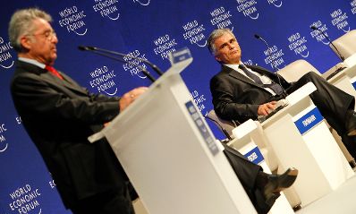 Am 8. Juni 2011 nahm der Bundeskanzler am World Economic Forum on Europe and Central Asia in der Wiener Hofburg teil. Im Bild Bundespr&auml;sident Heinz Fischer (l.) und Bundeskanzler Werner Faymann (r.).