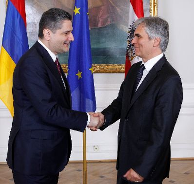Am 8. Juni 2011 empfing Bundeskanzler Werner Faymann (r.) im Rahmen des World Economic Forum on Europe and Central Asia den armenischen Premierminister Tigran Sargsjan (l.) zu einem bilateralen Gespr&auml;ch im Bundeskanzleramt.