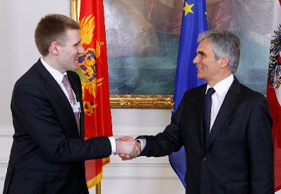 Am 8. Juni 2011 empfing Bundeskanzler Werner Faymann (r.) im Rahmen des World Economic Forum on Europe and Central Asia den montenegrinischen Premierminister Igor Luk&scaron;i&ccedil; (l.) zu einem bilateralen Gespr&auml;ch im Bundeskanzleramt.