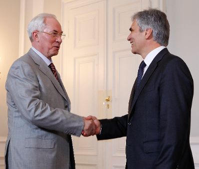 Am 8. Juni 2011 empfing Bundeskanzler Werner Faymann (r.) im Rahmen des World Economic Forum on Europe and Central Asia den ukrainischen Ministerpr&auml;sident Mykola Asarow (l.) zu einem bilateralen Gespr&auml;ch im Bundeskanzleramt.