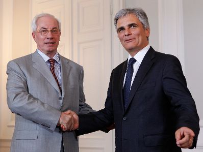Am 8. Juni 2011 empfing Bundeskanzler Werner Faymann (r.) im Rahmen des World Economic Forum on Europe and Central Asia den ukrainischen Ministerpr&auml;sident Mykola Asarow (l.) zu einem bilateralen Gespr&auml;ch im Bundeskanzleramt.