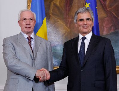 Am 8. Juni 2011 empfing Bundeskanzler Werner Faymann (r.) im Rahmen des World Economic Forum on Europe and Central Asia den ukrainischen Ministerpr&auml;sident Mykola Asarow (l.) zu einem bilateralen Gespr&auml;ch im Bundeskanzleramt.