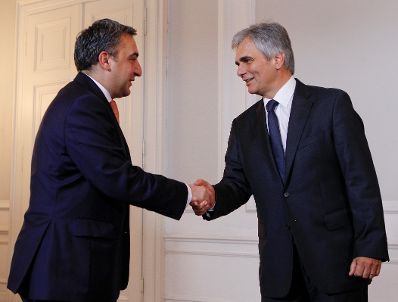 Am 8. Juni 2011 empfing Bundeskanzler Werner Faymann (r.) im Rahmen des World Economic Forum on Europe and Central Asia den georgischen Premierminister Nika Gilauri (l.) zu einem bilateralen Gespr&auml;ch im Bundeskanzleramt.