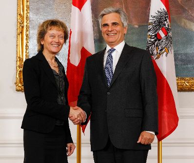 Am 25. Mai 2012 empfing Bundeskanzler Werner Faymann (r.) die Bundespr&auml;sidentin der Schweizerischen Eidgenossenschaft, Eveline Widmer-Schlumpf (l.) zu einem Arbeitsgespr&auml;ch im Bundeskanzleramt.