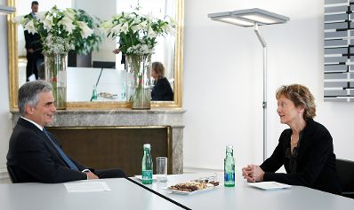 Am 25. Mai 2012 empfing Bundeskanzler Werner Faymann (l.) die Bundespr&auml;sidentin der Schweizerischen Eidgenossenschaft, Eveline Widmer-Schlumpf (r.) zu einem Arbeitsgespr&auml;ch im Bundeskanzleramt.