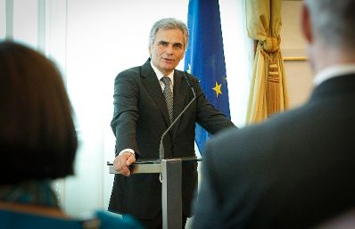 Am 5. September 2012 empfing Bundeskanzler Werner Faymann die Teilnehmerinnen und Teilnehmer der Botschafterkonferenz im Bundeskanzleramt.