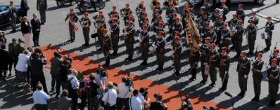Offizieller Besuch der Bundeskanzlerin der Bundesrepublik Deutschland am 7. September 2012 in &Ouml;sterreich. Im Bild Bundeskanzler Werner Faymann mit Bundeskanzlerin Angela Merkel beim Empfang mit milit&auml;rischen Ehren am Ballhausplatz.