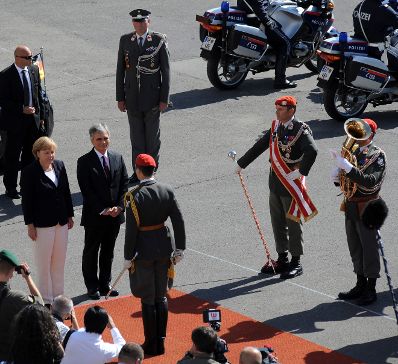 Offizieller Besuch der Bundeskanzlerin der Bundesrepublik Deutschland am 7. September 2012 in &Ouml;sterreich. Im Bild Bundeskanzler Werner Faymann mit Bundeskanzlerin Angela Merkel beim Empfang mit milit&auml;rischen Ehren am Ballhausplatz.