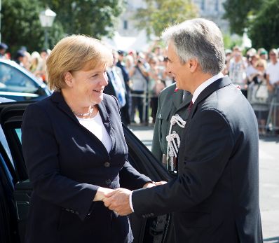 Offizieller Besuch der Bundeskanzlerin der Bundesrepublik Deutschland am 7. September 2012 in &Ouml;sterreich. Im Bild Bundeskanzler Werner Faymann (r.) mit Bundeskanzlerin Angela Merkel (l.) beim Empfang mit milit&auml;rischen Ehren am Ballhausplatz.