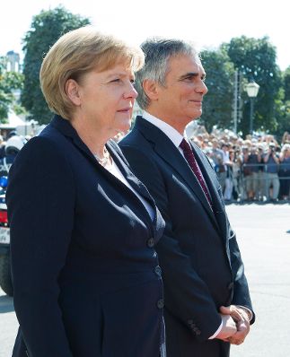 Offizieller Besuch der Bundeskanzlerin der Bundesrepublik Deutschland am 7. September 2012 in &Ouml;sterreich. Im Bild Bundeskanzler Werner Faymann (r.) mit Bundeskanzlerin Angela Merkel (l.) beim Empfang mit milit&auml;rischen Ehren am Ballhausplatz.