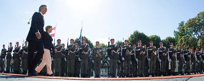 Offizieller Besuch der Bundeskanzlerin der Bundesrepublik Deutschland am 7. September 2012 in &Ouml;sterreich. Im Bild Bundeskanzler Werner Faymann (l.) mit Bundeskanzlerin Angela Merkel (r.) beim Empfang mit milit&auml;rischen Ehren am Ballhausplatz.