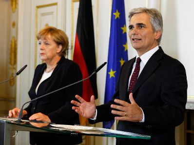 Offizieller Besuch der Bundeskanzlerin der Bundesrepublik Deutschland am 7. September 2012 in &Ouml;sterreich. Im Bild Bundeskanzler Werner Faymann (r.) mit Bundeskanzlerin Angela Merkel (l.) bei der gemeinsamen Pressekonferenz im Bundeskanzleramt.
