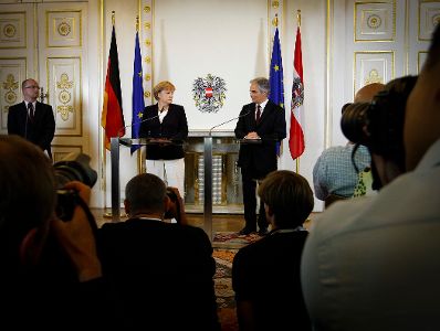 Offizieller Besuch der Bundeskanzlerin der Bundesrepublik Deutschland am 7. September 2012 in &Ouml;sterreich. Im Bild Bundeskanzler Werner Faymann (r.) mit Bundeskanzlerin Angela Merkel (l.) bei der gemeinsamen Pressekonferenz im Bundeskanzleramt.