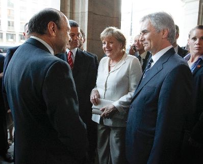 Offizieller Besuch der Bundeskanzlerin der Bundesrepublik Deutschland am 7. September 2012 in &Ouml;sterreich. Im Bild (v.r.n.l.) Bundeskanzler Werner Faymann, Bundeskanzlerin Angela Merkel mit Gatten Joachim Sauer bei der Begr&uuml;&szlig;ung durch Staatsoperndirektor Dominique Meyer in der Wiener Staatsoper.