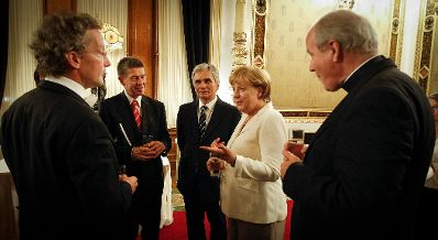 Offizieller Besuch der Bundeskanzlerin der Bundesrepublik Deutschland am 7. September 2012 in &Ouml;sterreich. Im Bild (v.r.n.l.) Kardinal Christoph Sch&ouml;nborn, Bundeskanzlerin Angela Merkel, Bundeskanzler Werner Faymann und Joachim Sauer im Gespr&auml;ch mit Dirigent Franz Welser-M&ouml;st in der Wiener Staatsoper.