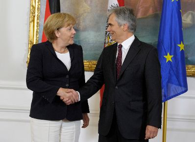 Offizieller Besuch der Bundeskanzlerin der Bundesrepublik Deutschland am 7. September 2012 in &Ouml;sterreich. Im Bild Bundeskanzler Werner Faymann (r.) mit Bundeskanzlerin Angela Merkel (l.) beim Fototermin im Bundeskanzleramt.