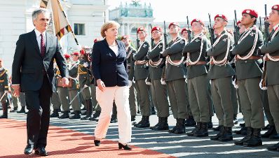 Offizieller Besuch der Bundeskanzlerin der Bundesrepublik Deutschland am 7. September 2012 in &Ouml;sterreich. Im Bild Bundeskanzler Werner Faymann (l.) mit Bundeskanzlerin Angela Merkel (r.) beim Empfang mit milit&auml;rischen Ehren am Ballhausplatz.