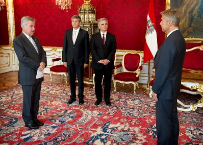 Am 11. September 2012 wurde Reinhold Lopatka (r.) von Bundespr&auml;sident Heinz Fischer (l.) als Staatssekret&auml;r im Bundesministerium f&uuml;r europ&auml;ische und internationale Angelegenheiten angelobt. Im Bild mit Bundeskanzler Werner Faymann (m.r.) und Au&szlig;enminister und Vizekanzler Michael Spindelegger (m.l.).