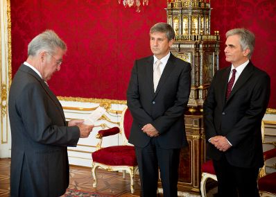 Am 11. September 2012 wurde Reinhold Lopatka vom Bundespr&auml;sidenten als Staatssekret&auml;r im Bundesministerium f&uuml;r europ&auml;ische und internationale Angelegenheiten angelobt. Im Bild (v.l.n.r.) Bundespr&auml;sident Heinz Fischer, Au&szlig;enminister und Vizekanzler Michael Spindelegger und Bundeskanzler Werner Faymann.