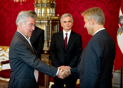 Am 11. September 2012 wurde Reinhold Lopatka (r.) von Bundespr&auml;sident Heinz Fischer (l.) als Staatssekret&auml;r im Bundesministerium f&uuml;r europ&auml;ische und internationale Angelegenheiten angelobt. Im Bild mit Bundeskanzler Werner Faymann (m.).