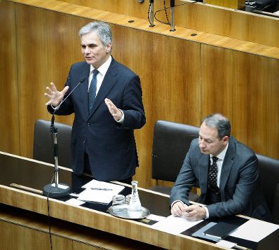 Am 13. November 2012 sprach Bundeskanzler Werner Faymann (l.) in der Aktuellen Europastunde bei der Nationalratssitzung im Parlament zum Thema &quot;H&ouml;here EU-Beitr&auml;ge&quot;. Im Bild mit Staatssekret&auml;r Andreas Schieder (r.).