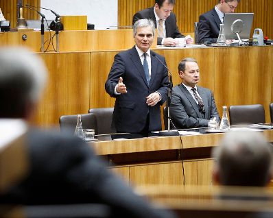 Am 13. November 2012 sprach Bundeskanzler Werner Faymann (l.) in der Aktuellen Europastunde bei der Nationalratssitzung im Parlament zum Thema &quot;H&ouml;here EU-Beitr&auml;ge&quot;. Im Bild mit Staatssekret&auml;r Andreas Schieder (r.).