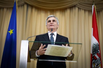 Bundeskanzler Werner Faymann beim Pressefoyer nach dem Ministerrat am 13. November 2012 im Parlament.