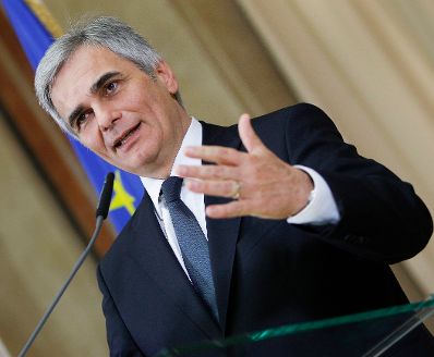 Bundeskanzler Werner Faymann beim Pressefoyer nach dem Ministerrat am 13. November 2012 im Parlament.