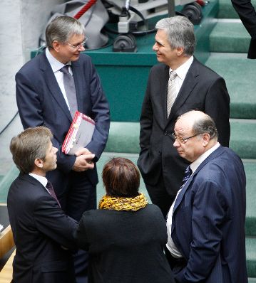 Am 14. November 2012 sprach Bundeskanzler Werner Faymann in der Aktuellen Debatte im Nationalrat zum Thema &quot;Bundesfinanzrahmengesetz 2013 bis 2016&quot; im Parlament. Im Bild Bundeskanzler Werner Faymann (r.) mit Gesundheitsminister Alois St&ouml;ger (l.).