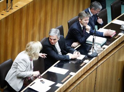 Am 14. November 2012 sprach Bundeskanzler Werner Faymann in der Aktuellen Debatte im Nationalrat zum Thema &quot;Bundesfinanzrahmengesetz 2013 bis 2016&quot; im Parlament. Im Bild Bundeskanzler Werner Faymann (m.l.) mit Finanzministerin Maria Fekter (l.), Staatssekret&auml;r Josef Ostermayer (m.r.) und Gesundheitsminister Alois St&ouml;ger (r.).