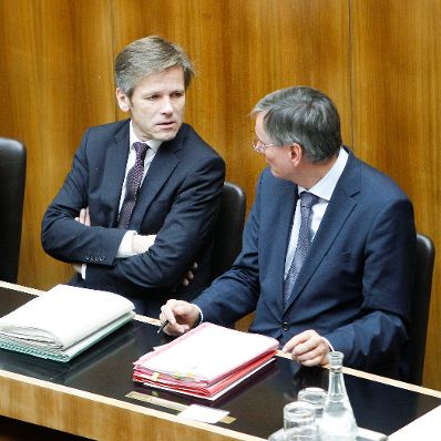 Am 14. November 2012 sprach Bundeskanzler Werner Faymann in der Aktuellen Debatte im Nationalrat zum Thema &quot;Bundesfinanzrahmengesetz 2013 bis 2016&quot; im Parlament. Im Bild Staatssekret&auml;r Josef Ostermayer (l.) mit Gesundheitsminister Alois St&ouml;ger (r.).