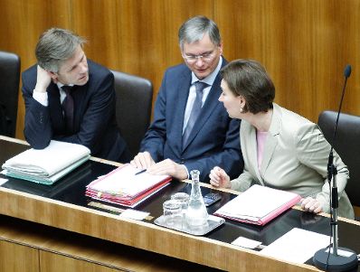 Am 14. November 2012 sprach Bundeskanzler Werner Faymann in der Aktuellen Debatte im Nationalrat zum Thema &quot;Bundesfinanzrahmengesetz 2013 bis 2016&quot; im Parlament. Im Bild Frauenminister Gabriele Heinisch-Hosek (r.) mit Gesundheitsminister Alois St&ouml;ger (m.) und Staatssekret&auml;r Josef Ostermayer (l.).