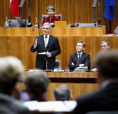 Am 14. November 2012 sprach Bundeskanzler Werner Faymann in der Aktuellen Debatte im Nationalrat zum Thema &quot;Bundesfinanzrahmengesetz 2013 bis 2016&quot; im Parlament. Im Bild Bundeskanzler Werner Faymann (l.) mit Staatssekret&auml;r Josef Ostermayer (m.) und Gesundheitsminister Alois St&ouml;ger (r.).