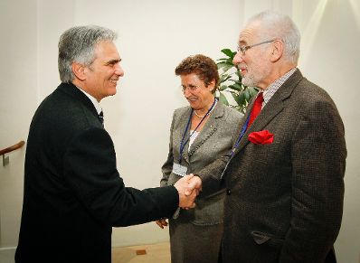 Am 19. November 2012 hielt der Bundeskanzler eine Rede bei dem Vienna Economic Forum im Palais Nieder&ouml;sterreich. Im Bild Bundeskanzler Werner Faymann (l.) mit dem Pr&auml;sidenten des Vienna Economic Forum Erhard Busek (r.) und der Generalsekret&auml;rin des Vienna Economic Forum Elena Kirtcheva (m.).